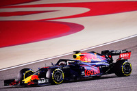 レッドブルのフェルスタッペン（写真）は、予選Q3でメルセデスの2台に次ぐ3位。スタートで2位に上がり、ゴールまでトップのハミルトンを追うも、チャンピオンに脅威を与えることはできなかった。レース後「2位入賞はもちろんいいことなんだが、内容には満足していない。失うものは何もないのだから、もっとアグレッシブな戦い方をすべきだ」と、チームに発破をかけていた。ドライバーズチャンピオンシップでは、2位ボッタスに12点差まで詰め寄っている。（Photo=Getty Images / Red Bull Content Pool）