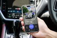 「スバロード」は、移動そのものを楽しく演出するスバル独自のドライブアプリ。効率を最優先して目的地を案内する従来のカーナビとは一線を画す。走行中は選択コースのナビゲーションに加え、GPSに連動した観光スポットのタイムリーな音声ガイドや、車窓の風景にマッチする音楽が車内のスピーカーから流れる。