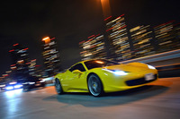 かつての愛車である宇宙戦艦号ことイエローの「フェラーリ458」で、夜の首都高をクルージング（するイメージ）。その気品ある美しさは、東京の夜景にマッチしていると思う。（写真＝池之平昌信）