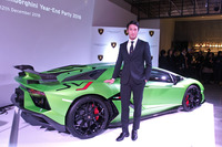 「アヴェンタドールSVJ」は全世界限定900台の生産。ステージ上に展示された車両は、その栄えある第1号車だった。