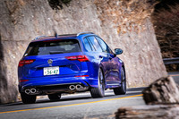 ボディー同色のサイドシルやグロスブラックのリアディフューザー、4本出しのエキゾーストパイプなどの専用アイテムでスポーティーな雰囲気を演出。0-100km/h加速は「ゴルフR」が4.7秒、「ゴルフRヴァリアント」が4.9秒と発表されている。