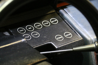 ステアリングコラム右側のフラットパネル。操作ボタンが整然と並ぶ。