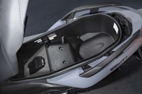 シート下の荷室容量は約45リッター。フルフェイスヘルメットが2個収納できる。開閉機構にはダンパーを装備。LED照明も備わる。