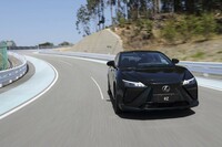 「2035年にグローバルでBEVの販売比率100％」を目標に掲げるレクサス。2022年4月には、初のBEV専用車「RZ」も発表された。ちなみに、写真でRZが走行しているのは、本文でも触れられている下山のテストコース。