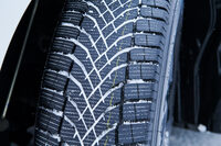 「シンクロウェザー」には、「アクティブトレッド」技術以外にもウインター／ウエット性能を高める工夫が盛り込まれている。トレッドパターンには新開発のV字シェイプ形状を採用したほか、そのシェイプとクロスする方向の溝も加えることで排水性を向上。積雪路・氷盤路で威力を発揮するサイプ（細い溝）も、既存の製品より量を増している。