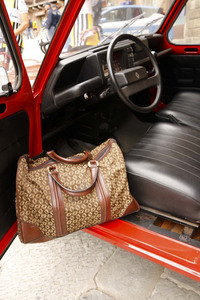 ルノーのオリジナルバッグは1976年製。カザーリ氏の義母が保管していたというレアものである。