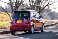 今回の改良モデルから、「N-ONE」でも「N-BOX」などと同じ“1G締め”が導入された。これは生産ラインでのシャシー部品の組みつけを、人が乗った実際の走行状態と同様の車高と荷重でおこなうというもので、これによりサスペンションはよりしなやかに設計どおりに働くようになるという。日常域でのストローク感やフラット感が以前より増したように思えたのは、こうした製造工程の地道な改善によるものだろう。