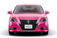 2012年登場の14代目「クラウン」では、「アスリート」に写真の“稲妻グリル”を採用。期間限定で、ボディーがピンク色の特別仕様車「ReBORN PINK（リボーン ピンク）」も販売された。