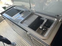 普段はカバーがされているが、炊事場も完備。船や列車、飛行機などで食事の支度をする場所を「ギャレー」という。