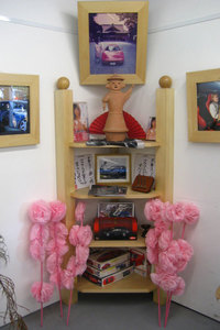 コーナーストーンズにある「大乗フェラーリ教祭壇」にも、憑代（よりしろ）としてハニワが飾られている。