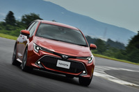 富士スピードウェイのショートサーキットで行われた「トヨタ・カローラハッチバック プロトタイプ」の試乗会の様子。このクルマが、後に「カローラ スポーツ」としてデビューすることとなった。（写真＝田村 弥）