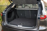 荷室容量はサブトランクを含めて570リッター。「25S」「XD」の廉価グレードを除き、ハンズフリー開閉機能付きのパワーテールゲートが標準で装備される。