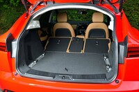 後席を倒し、荷室の容量を最大化させた状態。背もたれの部分には傾斜が残る。