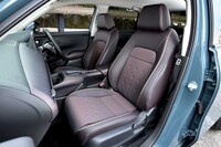 シートはファブリックと合成皮革のコンビ表皮。主力の北米でも売るだけあって立派なサイズだ。