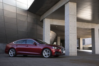 ボディの側面にはウエーブを描いたショルダーラインが走り、優美でありながらシャープな表情を与えている。