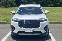 長方形の大きなグリルが目を引く「WR-V」のフロントセクション。デザインコンセプトに“自信あふれるたくましさ”を掲げている。車名は「Winsome Runabout Vehicle（ウインサム ランナバウト ビークル）」の頭文字から命名された。