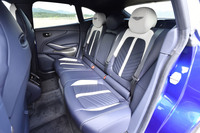 後席は3人掛け。ベースとなった「DBX」と同様に、大人がくつろげる空間が確保されている。背もたれには40：20：40の分割可倒機構が備わっている。