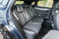 リアシートについても左右席にはヒーターを搭載。背もたれは6：4の分割式で、可倒機構と調整幅20°のリクライニング機構を備えている。