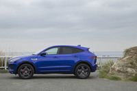 なだらかなシルエットを描く「Eペース」のサイドビュー。水滴形のサイドウィンドウは、「Fタイプ」のそれを思わせる。