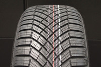 「オフセットVシェイプパターン」と呼ばれる「オールシーズンコンタクト2」の特徴的なトレッドパターン。