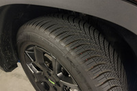 215/60R17サイズのオールシーズンタイヤ「グッドイヤー・ベクター4シーズンズGEN-3」が標準で装備される。