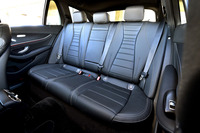 本革仕様を選択すると、本革シートのほかに後席シートヒーターや独ブルメスター社のサラウンドサウンドシステムなどが追加される。