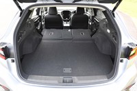 荷室の容量は5人乗車時で561リッターと、先代より39リッター拡大された。写真は後席を倒した状態。