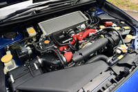 「S208」と同じチューニングが施されたEJ20型エンジン。エンジン本体がバランス取りされていることに加え、過給機にはボールベアリングターボが、吸気系には低圧損エアクリーナーエレメントと強化シリコンゴム製インテークダクトが、燃料制御には専用ECUが用いられている。