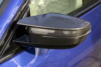 カーボン製のドアミラーカバーは、ドレスアップのセットオプション「Mカーボンエクステリアパッケージ」に含まれる。