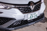 グリル中央に「ロザンジュ」と呼ばれるひし形のエンブレムが置かれたフロントフェイスのデザインは、フルハイブリッドシステムを搭載する「E-TECHハイブリッド」に準じたもの。ただし、搭載するパワートレインやグレード名を示すエンブレムなどは備わらない。