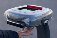 「ワポチ」は静脈認証とカメラ映像を合わせて利用者を認識。認証を済ませたり指示を確認したりすると、ウインクしたり目をつぶったりするので反応が分かりやすい。