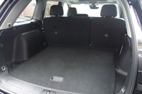 「グランドチェロキー」の荷室。床下収納も用意されている。