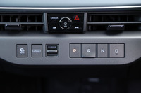 エアコンの吹き出し口下に並ぶスイッチは、左から「プロパイロットパーキング」、より強い回生ブレーキが得られる「e-Pedal」、ドライブモードセレクター、そしてシフトセレクター（P／R／N／D）の順となる。