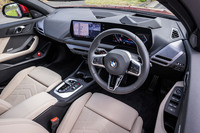 BMWでおなじみとなったカーブドディスプレイを採用するコックピット。iDriveコントローラーが姿を消し、フラットになったセンターコンソールなどが最新のBMWであることを印象づけている。