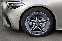 リムが太く開口部の小さい特徴的なアルミホイールも「AMGライン」に含まれている。試乗車では「グッドイヤー・イーグルF1アシメトリック5」タイヤが組み合わされていた。