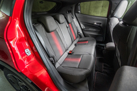 後席の広さはボディーサイズなりといったところ。「アルファのリアシート」という言葉から想像するよりは窮屈ではない。