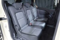 2・3列目のシートはいずれも独立式で、個別に格納や跳ね上げ、前後130mmのスライド調整が可能だ。