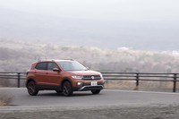 ボディーカラーはテスト車の「エナジェティックオレンジメタリック」を含めて全8色展開。「デザインパッケージ」を組み合わせると、カラーバリエーションは全21種類にまで拡大する。