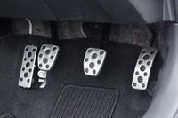 6段MTを搭載する「BRZ STI Sport」のアルミ製ペダル。アクセル、ブレーキ、クラッチ、そしてフットレストのいずれにもゴム製のパッドが組み込まれている。