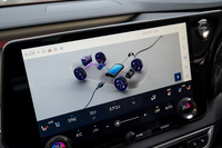 センタースクリーンに表示されるエネルギーフローはプレミアムブランドにふさわしい図柄に変わった（これまではちょっと……）。電気の流れは水色、トルクの流れは紫色で表示される。