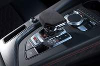 トランスミッションは現行型「S5」などと同じく、ツインクラッチ式ATの7段Sトロニックから、トルコン式ATの8段ティプトロニックに変更された。