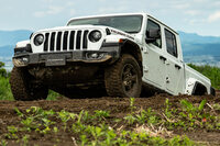 「グラディエーター ルビコン」の“3アングル”は、アプローチが43.4°、ランプブレークオーバーが20.3°、デパーチャーが26°（いずれも米国仕様）。「ラングラー／ラングラー アンリミテッド」よりは悪化しているが、それでも十分な数字となっている。競技にでも出ない限りは、これで困ることはないだろう。