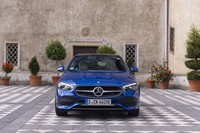 ラインやエッジを削減したボディーはメルセデスの最新デザインフィロソフィーによるもの。曲面を多用した彫刻的な造形だ。