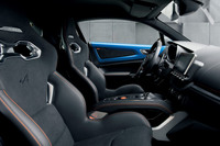 アルピーヌのピュアスポーツカー「A110S」のコックピット。ランボルギーニやマクラーレンを含め、ATのシフトレバーすら持たないという高性能モデルは多い。