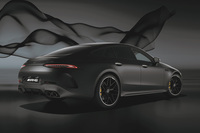 「AMG GT53 4MATIC＋（ISG）ファイナルエディション」のリアビュー。「MANUFAKTURグラファイトグレーマグノ／マット」の外板色が採用される。販売台数は限定30台。左ハンドル車のみの設定だ。