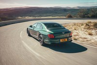 ベントレー車として初めて電動の後輪操舵システムが採用された新型「フライングスパー」。アクティブAWDやベントレー ダイナミックライドなどとの組み合わせにより、優れたハンドリングを実現している。