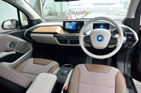 サステイナビリティーというコンセプトを具体化すべく、「i3」のインテリアには軽量なケナフ麻やペットボトルの再生材が多く使われている。