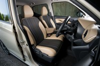 テスト車にはオプションの「プレミアムインテリアパッケージ」が装着されていた。インパネなどの随所がブラックとタンのカラーコーディネートとなるほか、シートのファブリックがストライプパターンになる。