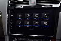 インフォテインメントシステム用のセンターモニターは9.2インチの大画面。画面にタッチしなくても指先の動きだけでラジオの選局などができる「ジャスチャーコントロール」が使える。