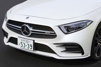 「センシュアルピュアリティー（官能的純粋）」をテーマとする、メルセデスの新世代デザインの嚆矢（こうし）としてデビューした新型「CLS」。AMGモデルの「CLS53 4MATIC＋」ではシルバークロームのツインブレードを備えたフロントグリルを採用する。